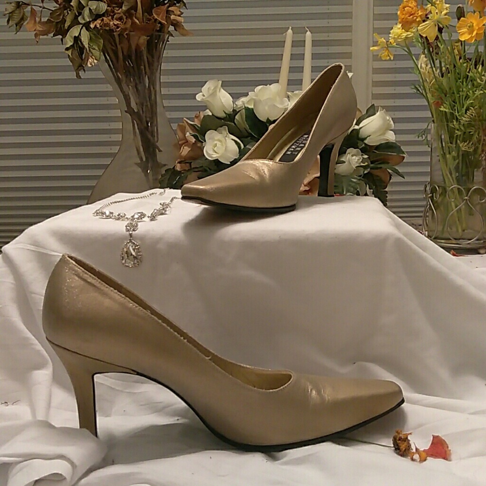Stuart Weitzman ladies gold heels